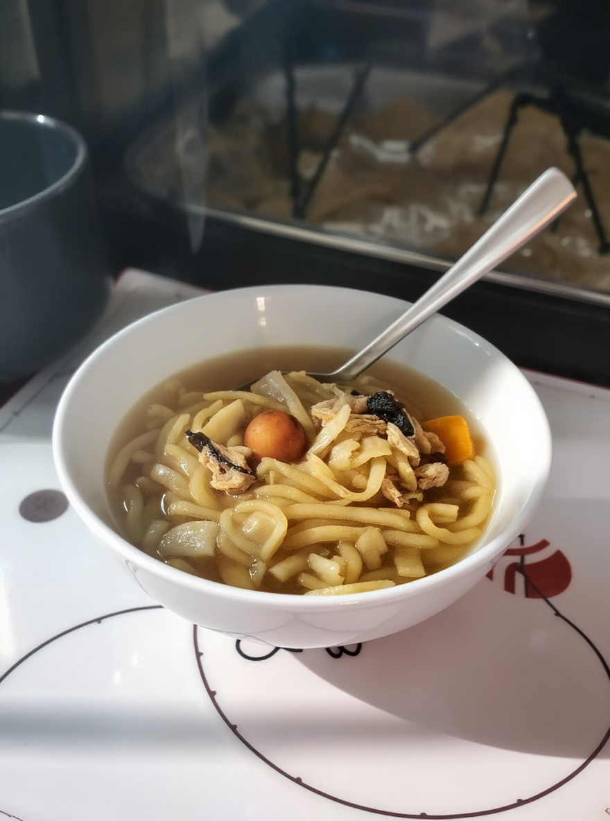 在一个日式风格的餐厅里,焦点是一个深色胡桃木矮柜。柜子上摆满了各种生活用品:即热饮水机、植物挂画、白色陶瓷锅、一个放着调味瓶和马克杯的置物架,以及几瓶酒。
光线从左侧的百叶窗穿过,在白色的墙壁和家具上投下柔和而清晰的条纹光影。画面的右侧是铺有灰色桌布的餐桌一角,桌上放着餐具和一个插有单支白色郁金香的花瓶。
整个场景明亮、干净、温暖,充满了宁静的午后氛围。要求达到超写实照片质感,光影细节丰富,具有专业商业摄影水准,类似Cereal杂志的简约美学风格。  3:4